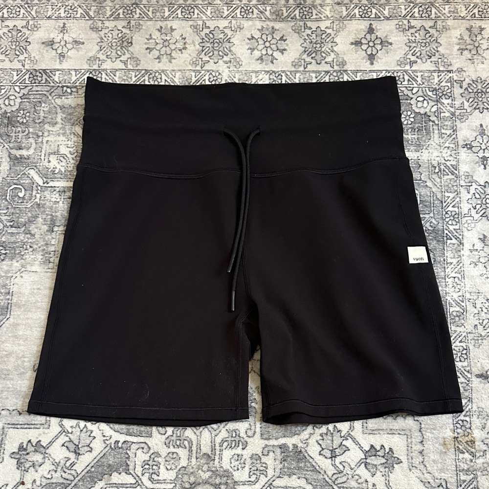 VUORI Black Drawstring Biker Shorts - L